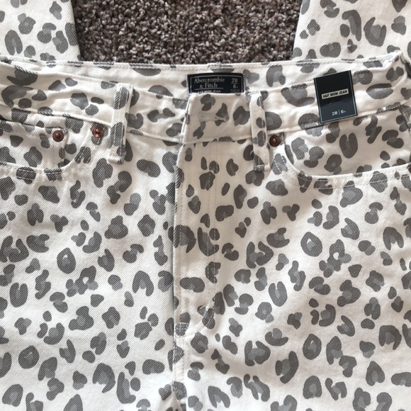 NWT Abercrombie Mom Jean - Picture 2 of 4